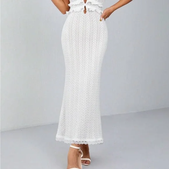 Elegant White Lace Dress - Picture 3 of 3